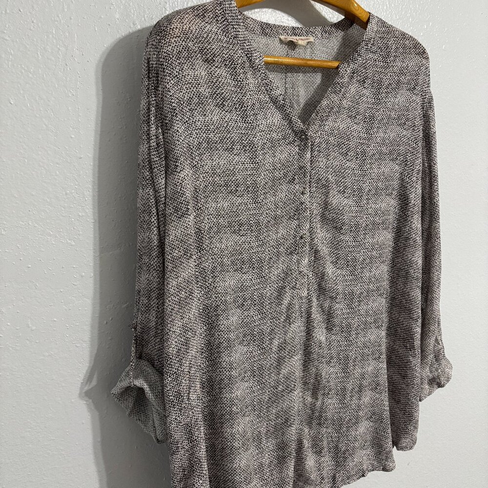 Grand & Greene Rayon Roll Tab Sleeve V-Neck Blouse Gray Black Print 1X - Picture 6 of 13